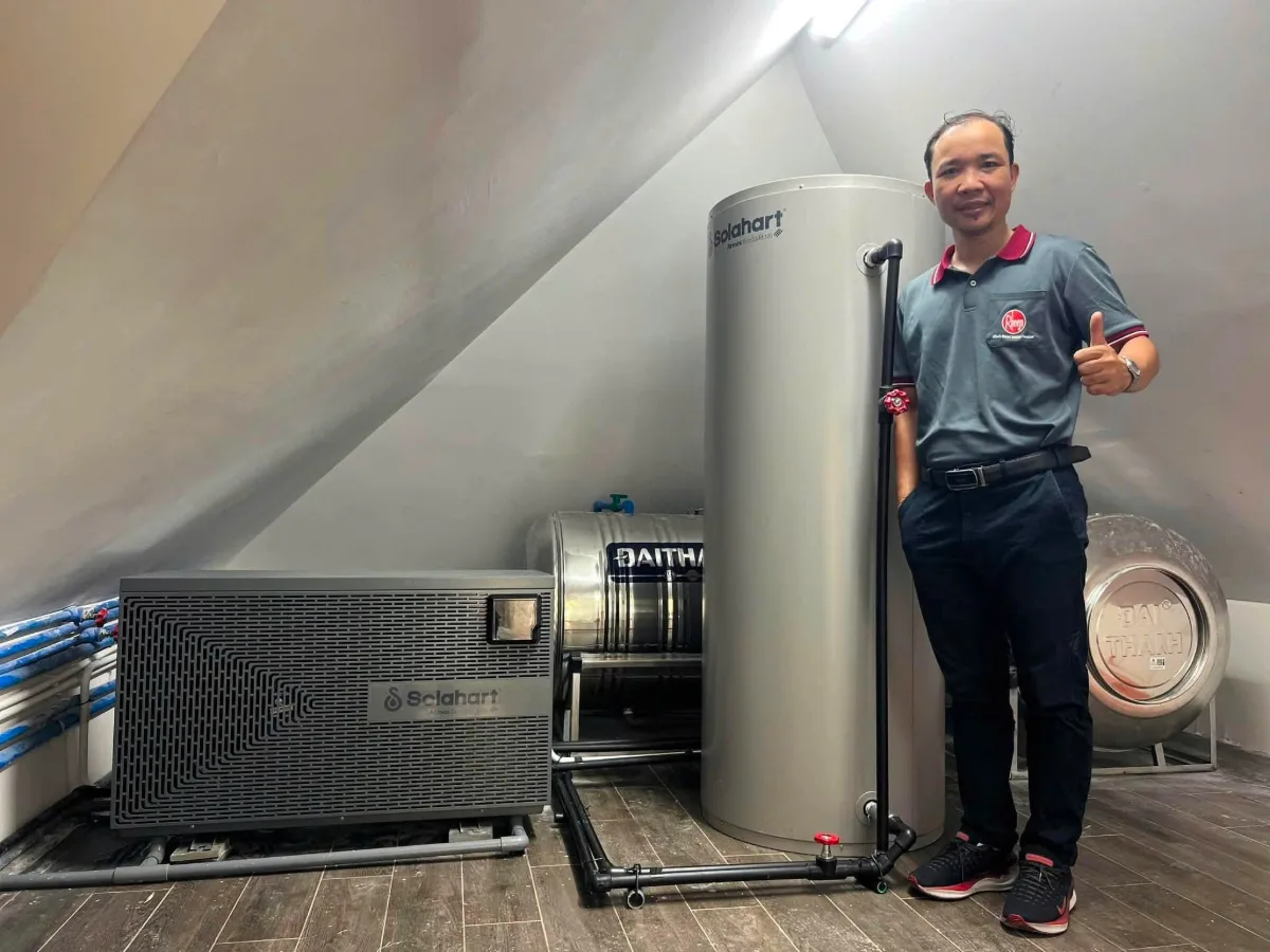 Máy bơm nhiệt Heat Pump Solahart 325 Lít Atmos Eco Split 5kW 14 Máy bơm nhiệt Solahart Atmos Eco Split 325 lít lắp thực tế: cục bơm nhiệt nối với bình chứa